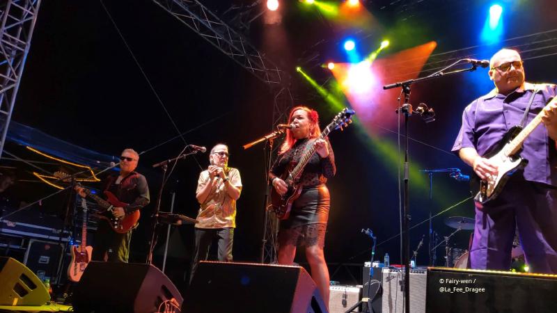 Liz Mandeville sur scène avec ses musiciens