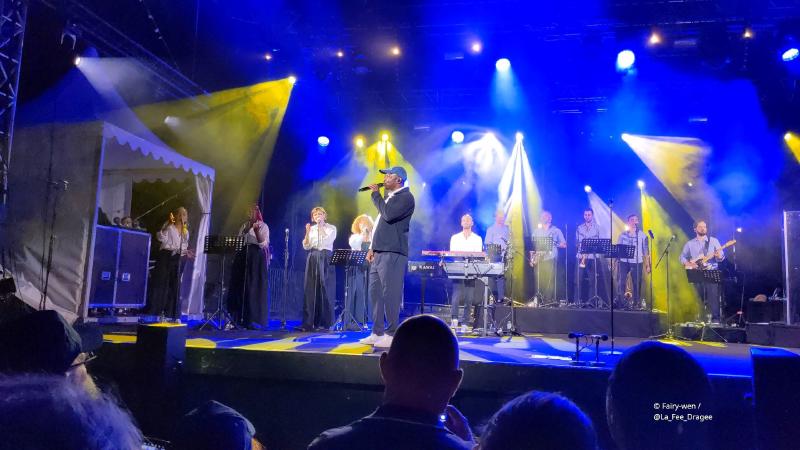 MC Solaar sur scène avec les choristes et l&rsquo;orchestre qui l&rsquo;accompagne