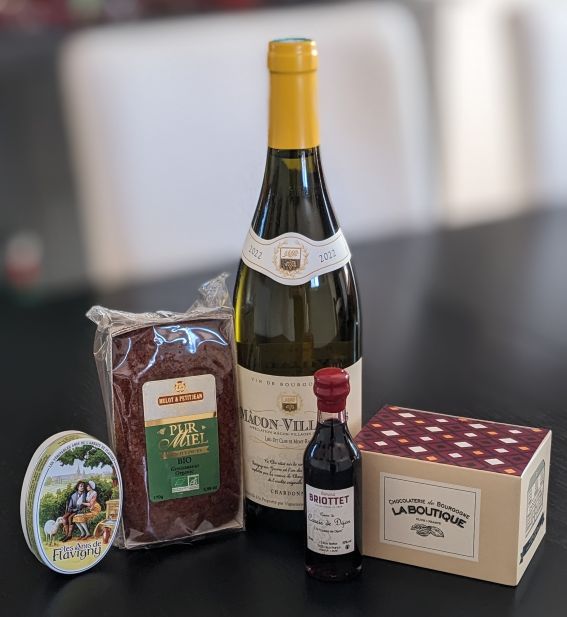 Les goodies : du vin blanc, des anis, des chocolats, du pain d&rsquo;épices, de la crème de cassis&hellip;