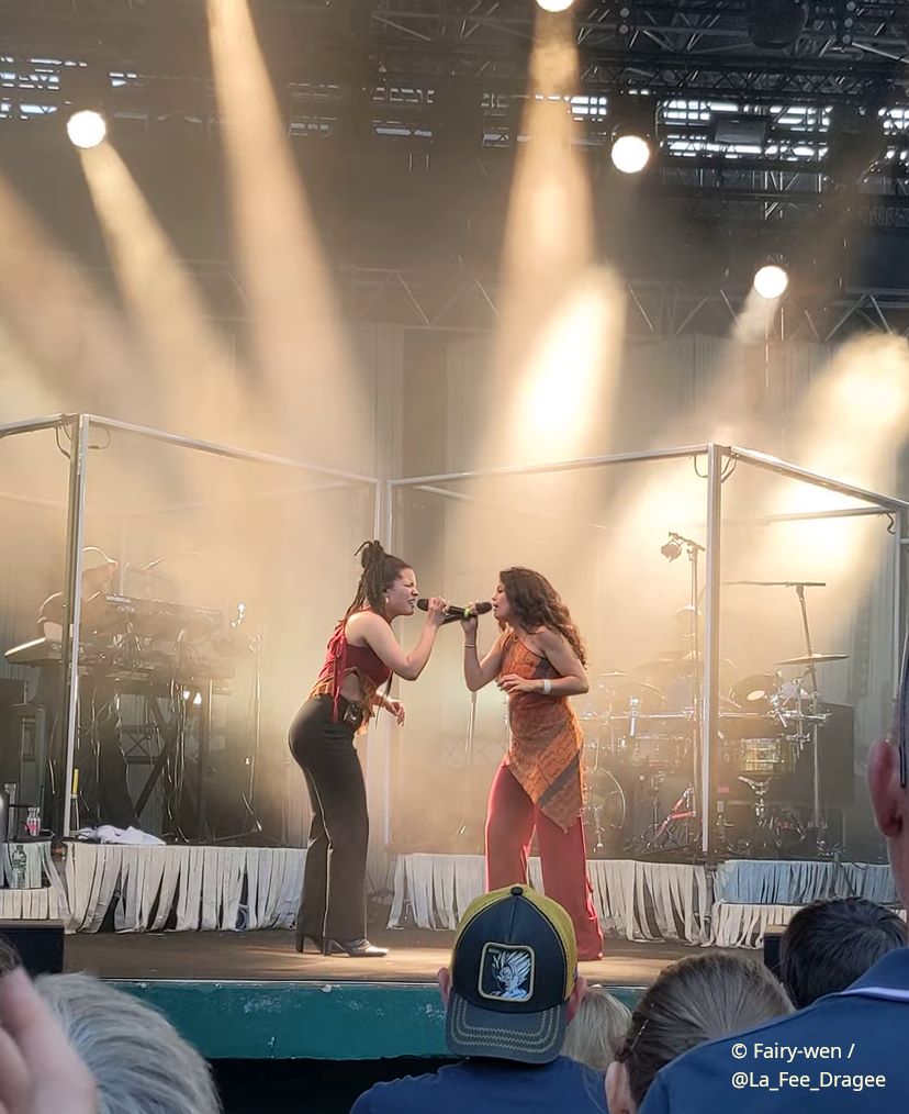 Le duo Ibeyi en train de chanter face à face sur scène