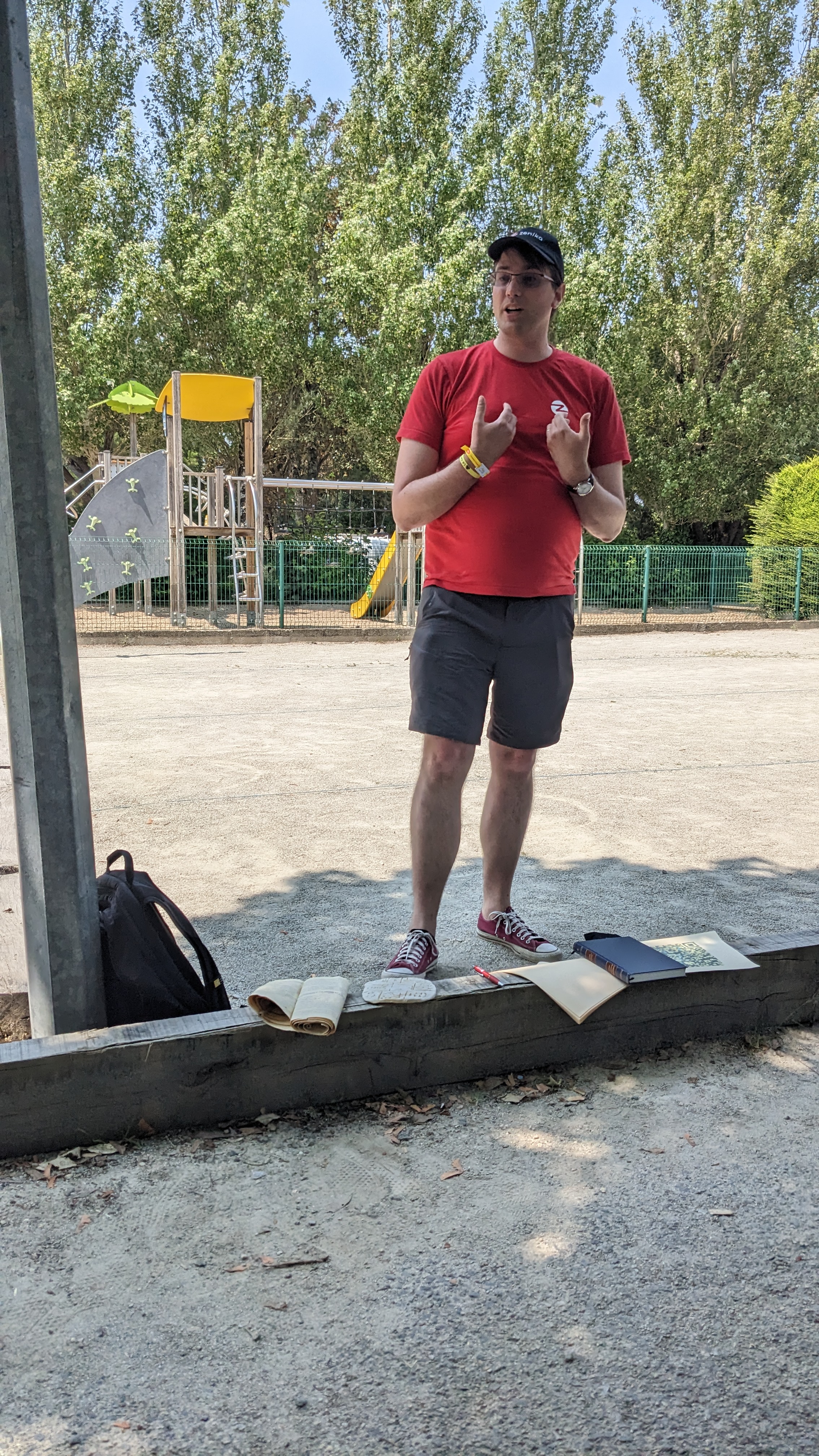 Patrice de Saint Steban présentant son sujet devant le terrain de pétanque