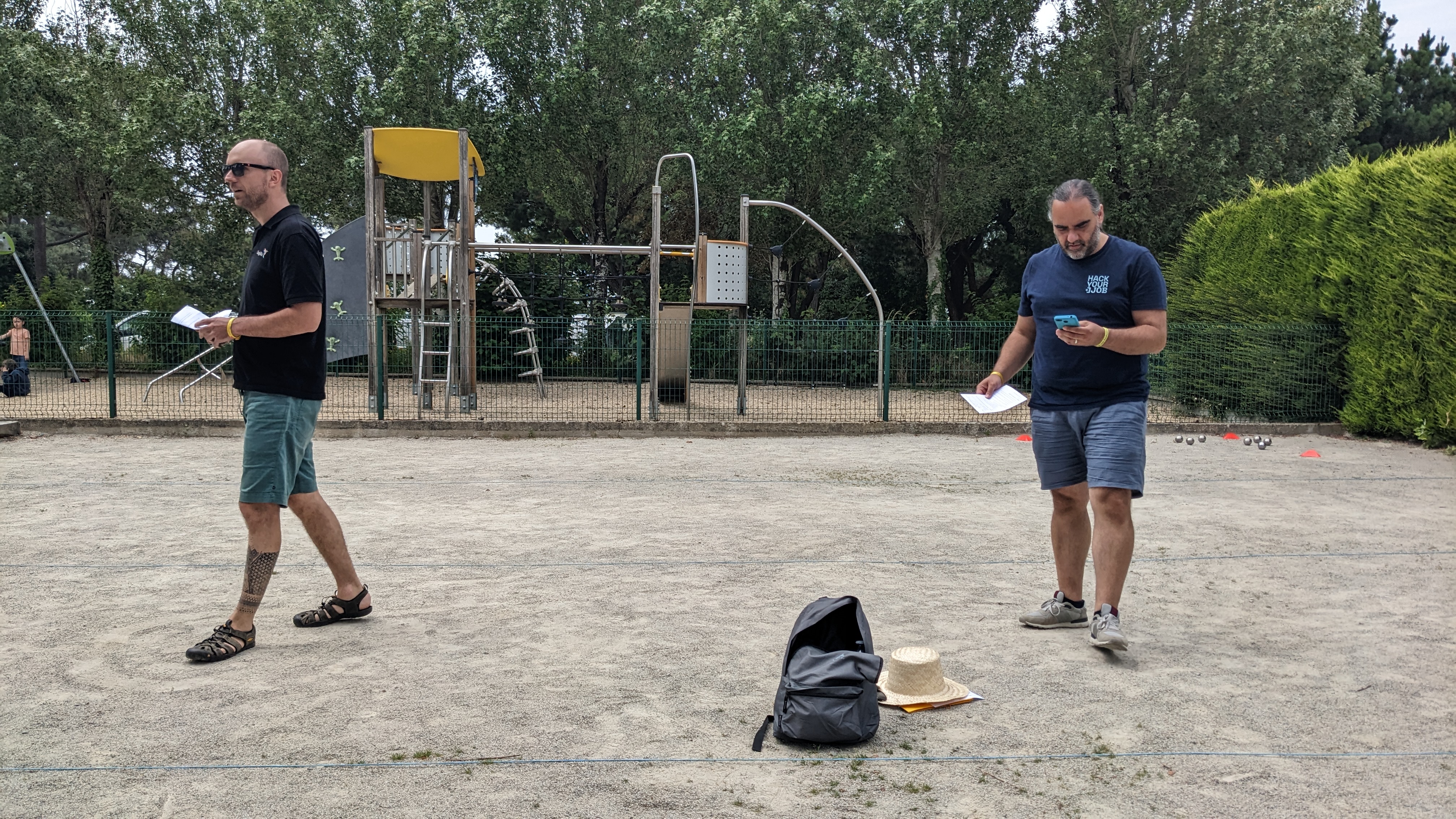 Sylvain et Willy en pleine explication sur le terrain de pétanque